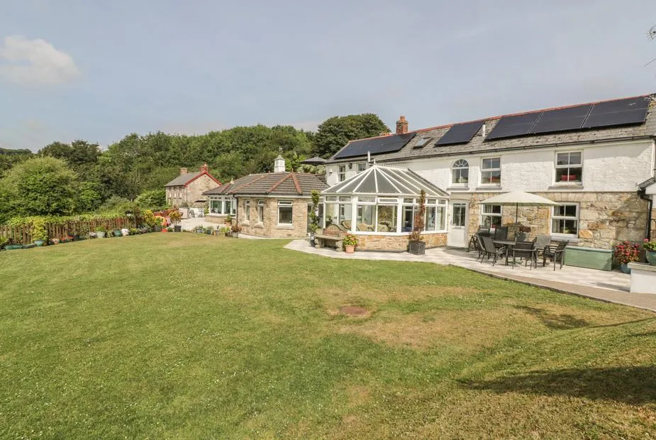 Chapel Green cottage with conservatory and outdoor dining area overlooking a large garden lawn