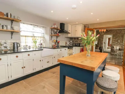Cottage kitchen with central island and farmhouse sink