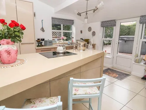 Cottage kitchen with central island and induction hob