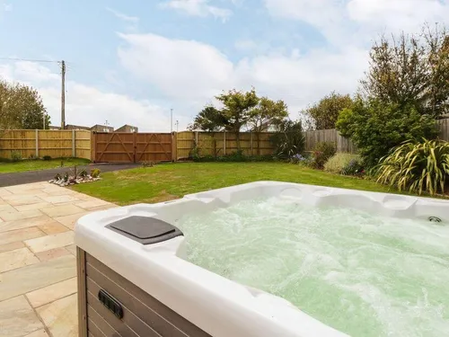 Cottage garden with hot tub and patio area