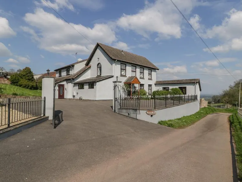 Moors Farm cottage with gated driveway and countryside views