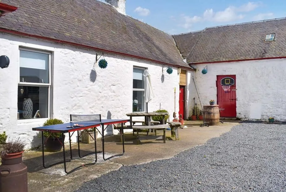 Muirston Farmhouse courtyard with outdoor seating and table tennis table