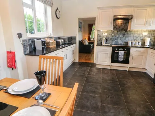 Cottage kitchen with dining table and integrated oven