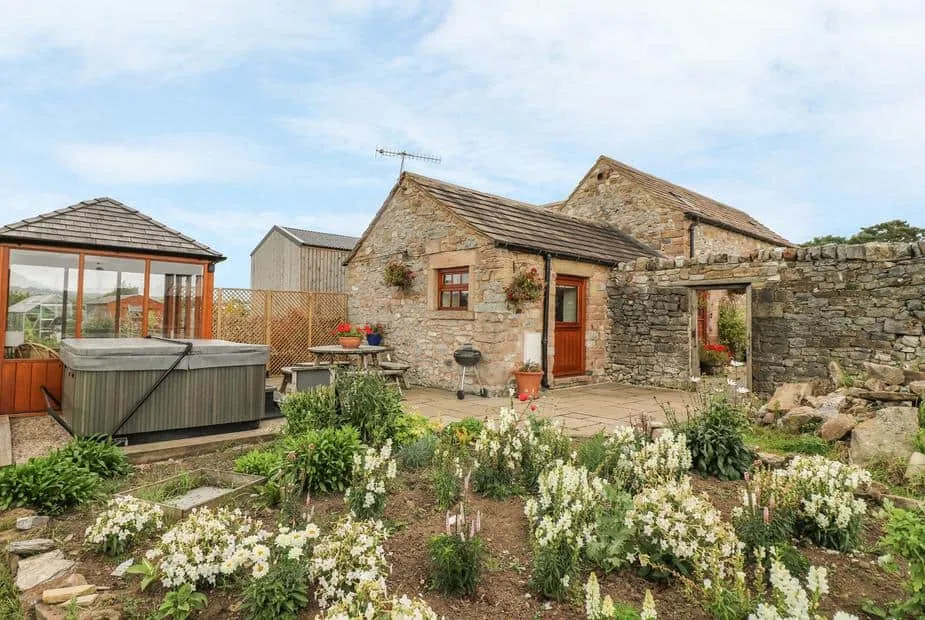 The Cow Shed stone cottage with hot tub and garden patio