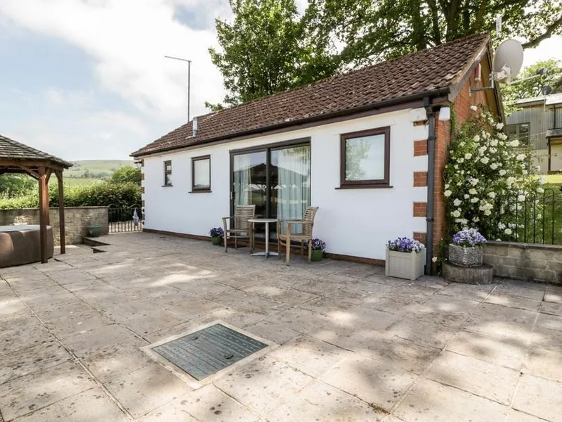 Charming countryside cottage with outdoor patio and garden