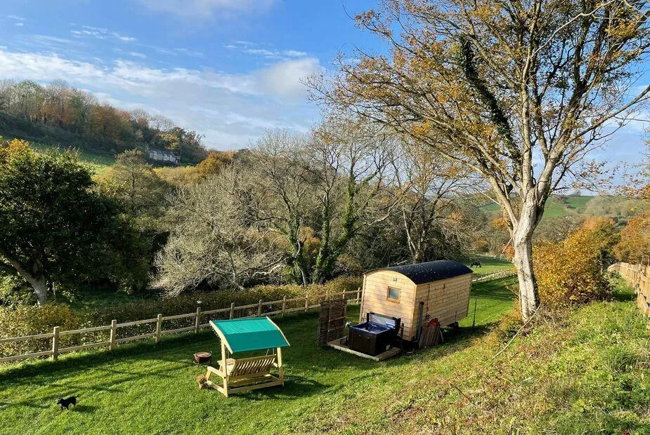 The Warren, Bridport lodge with hot tub in a rural setting surrounded by trees and hills