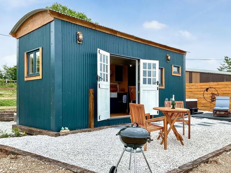 Walkeridge Farm with seating area and barbecue on gravel patio